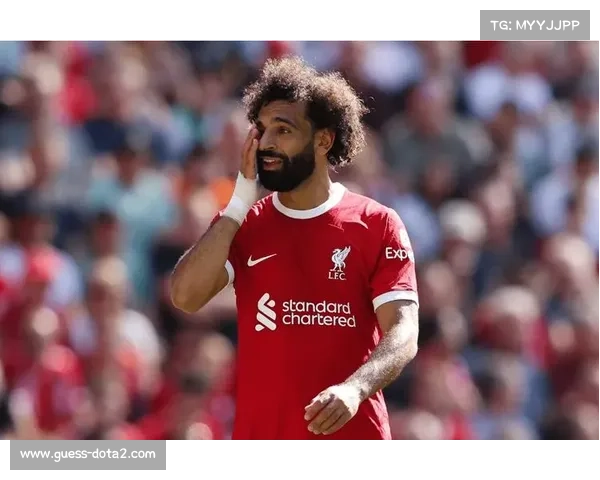 萨拉赫未入大名单 现场被拍到轻松享受菠萝时光 萨拉赫未入大名单 现场被拍到轻松享受菠萝时光